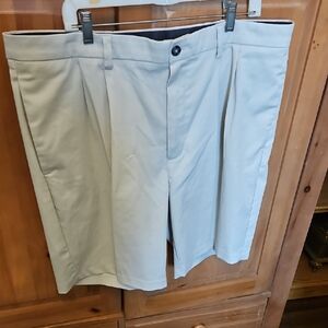 Roundree & Yorke Men's Ivory/Light Gray Pleated Golf Shorts
